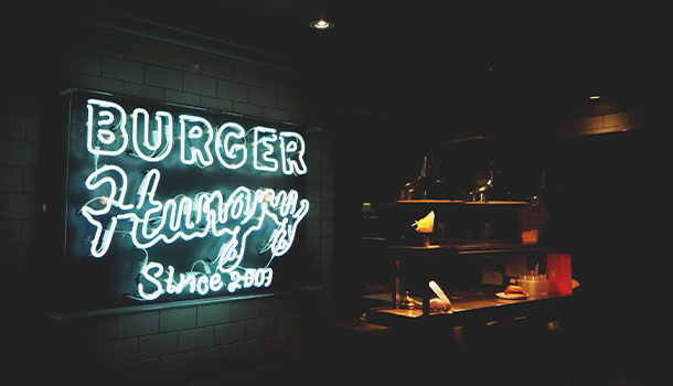 日本政府利用 AI 技術早期識別自殺傾向青少年